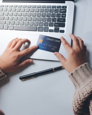 Kapanmış adam dizüstü bilgisayarı kullan kredi kartı kullan cep telefonu kullan kahve dükkanında masaya otur, dinlenme dinlenme dinlenme dinlenme dinlenme boş zamanlarında serbest mobil konsepte odaklan nesneye odaklan