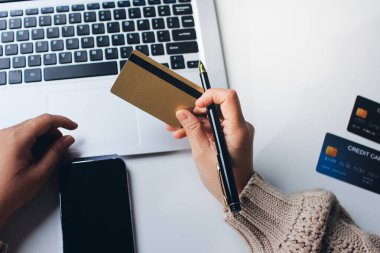 Kapanmış adam dizüstü bilgisayarı kullan kredi kartı kullan cep telefonu kullan kahve dükkanında masaya otur, dinlenme dinlenme dinlenme dinlenme dinlenme boş zamanlarında serbest mobil konsepte odaklan nesneye odaklan