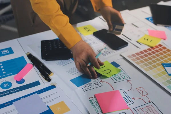 UI UX web tasarımcılarından oluşan takım UI UX ön tasarım önizlemeleri, UI UX web geliştirme fikirleri ve ön uç tasarımcı ile mobil yanıt veren web siteleri geliştirmek için birlikte çalışıyor. uygulama geliştirme