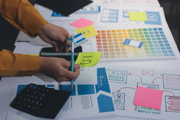 UI UX web tasarımcılarından oluşan takım UI UX ön tasarım önizlemeleri, UI UX web geliştirme fikirleri ve ön uç tasarımcı ile mobil yanıt veren web siteleri geliştirmek için birlikte çalışıyor. uygulama geliştirme