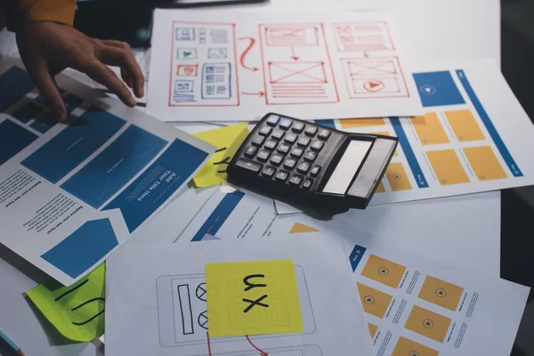 UI UX web tasarımcılarından oluşan takım UI UX ön tasarım önizlemeleri, UI UX web geliştirme fikirleri ve ön uç tasarımcı ile mobil yanıt veren web siteleri geliştirmek için birlikte çalışıyor. uygulama geliştirme