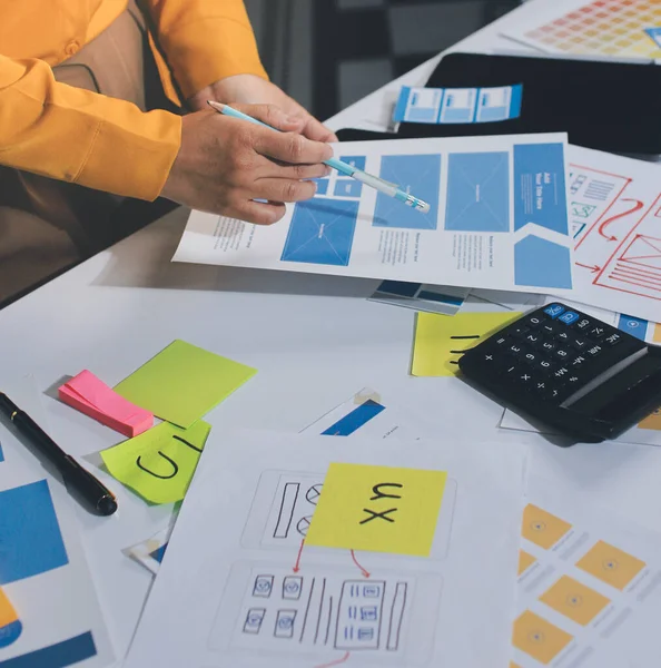 UI UX web tasarımcılarından oluşan takım UI UX ön tasarım önizlemeleri, UI UX web geliştirme fikirleri ve ön uç tasarımcı ile mobil yanıt veren web siteleri geliştirmek için birlikte çalışıyor. uygulama geliştirme