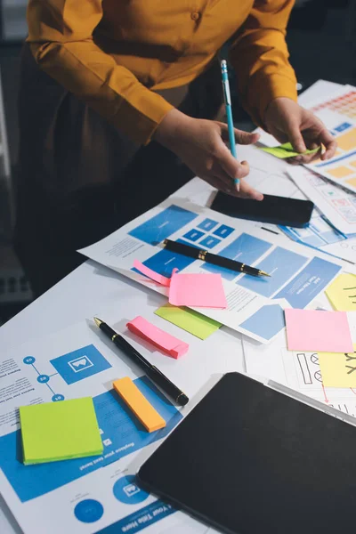 UI UX web tasarımcılarından oluşan takım UI UX ön tasarım önizlemeleri, UI UX web geliştirme fikirleri ve ön uç tasarımcı ile mobil yanıt veren web siteleri geliştirmek için birlikte çalışıyor. uygulama geliştirme