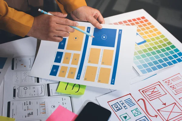 UI UX web tasarımcılarından oluşan takım UI UX ön tasarım önizlemeleri, UI UX web geliştirme fikirleri ve ön uç tasarımcı ile mobil yanıt veren web siteleri geliştirmek için birlikte çalışıyor. uygulama geliştirme