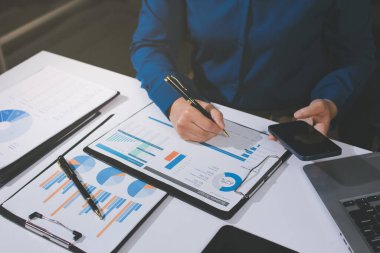 İş kadınları mali verileri analiz ediyor, ofisteki yatırım stratejisini tartışıyor