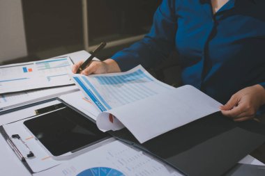 İş kadınları mali verileri analiz ediyor, ofisteki yatırım stratejisini tartışıyor