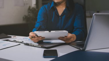 İş kadınları mali verileri analiz ediyor, ofisteki yatırım stratejisini tartışıyor