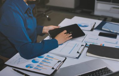 İş kadınları mali verileri analiz ediyor, ofisteki yatırım stratejisini tartışıyor