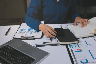 İş kadınları mali verileri analiz ediyor, ofisteki yatırım stratejisini tartışıyor