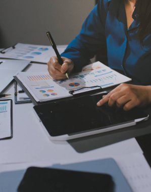 İş kadınları mali verileri analiz ediyor, ofisteki yatırım stratejisini tartışıyor