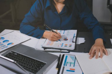 İş kadınları mali verileri analiz ediyor, ofisteki yatırım stratejisini tartışıyor