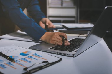 İş kadınları mali verileri analiz ediyor, ofisteki yatırım stratejisini tartışıyor