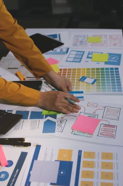 UI UX web tasarımcılarından oluşan takım UI UX ön tasarım önizlemeleri, UI UX web geliştirme fikirleri ve ön uç tasarımcı ile mobil yanıt veren web siteleri geliştirmek için birlikte çalışıyor. uygulama geliştirme