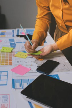 UI UX web tasarımcılarından oluşan takım UI UX ön tasarım önizlemeleri, UI UX web geliştirme fikirleri ve ön uç tasarımcı ile mobil yanıt veren web siteleri geliştirmek için birlikte çalışıyor. uygulama geliştirme