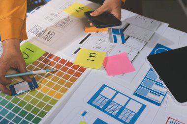 UI UX web tasarımcılarından oluşan takım UI UX ön tasarım önizlemeleri, UI UX web geliştirme fikirleri ve ön uç tasarımcı ile mobil yanıt veren web siteleri geliştirmek için birlikte çalışıyor. uygulama geliştirme