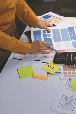 UI UX web tasarımcılarından oluşan takım UI UX ön tasarım önizlemeleri, UI UX web geliştirme fikirleri ve ön uç tasarımcı ile mobil yanıt veren web siteleri geliştirmek için birlikte çalışıyor. uygulama geliştirme