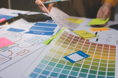 UI UX web tasarımcılarından oluşan takım UI UX ön tasarım önizlemeleri, UI UX web geliştirme fikirleri ve ön uç tasarımcı ile mobil yanıt veren web siteleri geliştirmek için birlikte çalışıyor. uygulama geliştirme