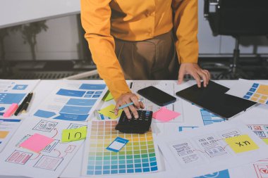 UI UX web tasarımcılarından oluşan takım UI UX ön tasarım önizlemeleri, UI UX web geliştirme fikirleri ve ön uç tasarımcı ile mobil yanıt veren web siteleri geliştirmek için birlikte çalışıyor. uygulama geliştirme