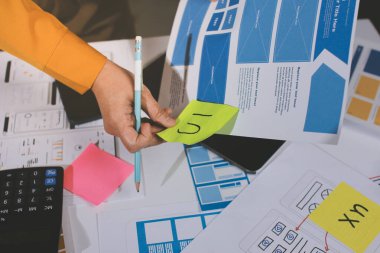 UI UX web tasarımcılarından oluşan takım UI UX ön tasarım önizlemeleri, UI UX web geliştirme fikirleri ve ön uç tasarımcı ile mobil yanıt veren web siteleri geliştirmek için birlikte çalışıyor. uygulama geliştirme