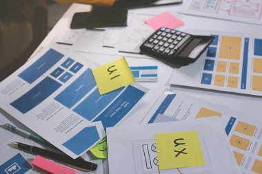 UI UX web tasarımcılarından oluşan takım UI UX ön tasarım önizlemeleri, UI UX web geliştirme fikirleri ve ön uç tasarımcı ile mobil yanıt veren web siteleri geliştirmek için birlikte çalışıyor. uygulama geliştirme