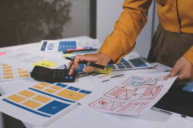 UI UX web tasarımcılarından oluşan takım UI UX ön tasarım önizlemeleri, UI UX web geliştirme fikirleri ve ön uç tasarımcı ile mobil yanıt veren web siteleri geliştirmek için birlikte çalışıyor. uygulama geliştirme