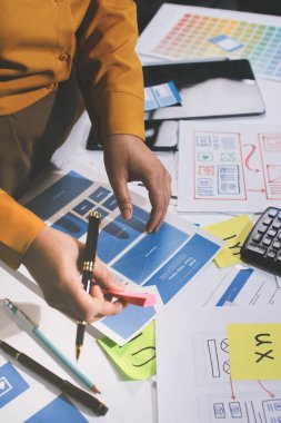 UI UX web tasarımcılarından oluşan takım UI UX ön tasarım önizlemeleri, UI UX web geliştirme fikirleri ve ön uç tasarımcı ile mobil yanıt veren web siteleri geliştirmek için birlikte çalışıyor. uygulama geliştirme