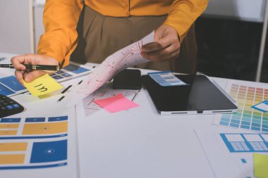 UI UX web tasarımcılarından oluşan takım UI UX ön tasarım önizlemeleri, UI UX web geliştirme fikirleri ve ön uç tasarımcı ile mobil yanıt veren web siteleri geliştirmek için birlikte çalışıyor. uygulama geliştirme