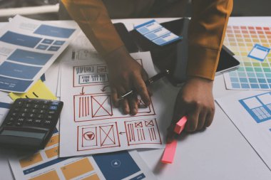 UI UX web tasarımcılarından oluşan takım UI UX ön tasarım önizlemeleri, UI UX web geliştirme fikirleri ve ön uç tasarımcı ile mobil yanıt veren web siteleri geliştirmek için birlikte çalışıyor. uygulama geliştirme