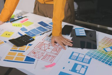 UI UX web tasarımcılarından oluşan takım UI UX ön tasarım önizlemeleri, UI UX web geliştirme fikirleri ve ön uç tasarımcı ile mobil yanıt veren web siteleri geliştirmek için birlikte çalışıyor. uygulama geliştirme