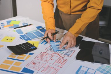 UI UX web tasarımcılarından oluşan takım UI UX ön tasarım önizlemeleri, UI UX web geliştirme fikirleri ve ön uç tasarımcı ile mobil yanıt veren web siteleri geliştirmek için birlikte çalışıyor. uygulama geliştirme