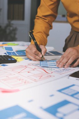 UI UX web tasarımcılarından oluşan takım UI UX ön tasarım önizlemeleri, UI UX web geliştirme fikirleri ve ön uç tasarımcı ile mobil yanıt veren web siteleri geliştirmek için birlikte çalışıyor. uygulama geliştirme