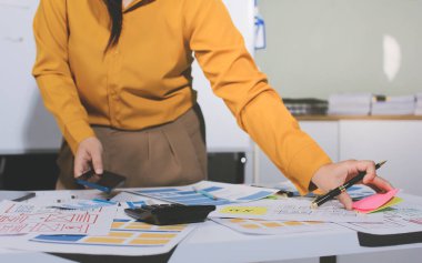 UI UX web tasarımcılarından oluşan takım UI UX ön tasarım önizlemeleri, UI UX web geliştirme fikirleri ve ön uç tasarımcı ile mobil yanıt veren web siteleri geliştirmek için birlikte çalışıyor. uygulama geliştirme