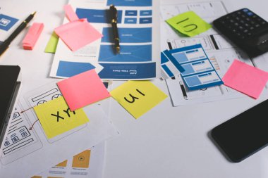 UI UX web tasarımcılarından oluşan takım UI UX ön tasarım önizlemeleri, UI UX web geliştirme fikirleri ve ön uç tasarımcı ile mobil yanıt veren web siteleri geliştirmek için birlikte çalışıyor. uygulama geliştirme