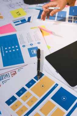 UI UX web tasarımcılarından oluşan takım UI UX ön tasarım önizlemeleri, UI UX web geliştirme fikirleri ve ön uç tasarımcı ile mobil yanıt veren web siteleri geliştirmek için birlikte çalışıyor. uygulama geliştirme