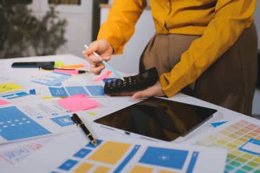 UI UX web tasarımcılarından oluşan takım UI UX ön tasarım önizlemeleri, UI UX web geliştirme fikirleri ve ön uç tasarımcı ile mobil yanıt veren web siteleri geliştirmek için birlikte çalışıyor. uygulama geliştirme