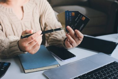 Kapanmış adam dizüstü bilgisayarı kullan kredi kartı kullan cep telefonu kullan kahve dükkanında masaya otur, dinlenme dinlenme dinlenme dinlenme dinlenme boş zamanlarında serbest mobil konsepte odaklan nesneye odaklan