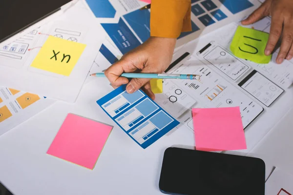 UI UX web tasarımcılarından oluşan takım UI UX ön tasarım önizlemeleri, UI UX web geliştirme fikirleri ve ön uç tasarımcı ile mobil yanıt veren web siteleri geliştirmek için birlikte çalışıyor. uygulama geliştirme