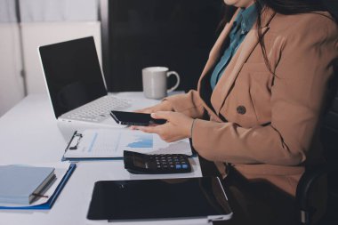 İşadamlarının yakın çekimleri notlar, cep telefonları, çizelgeler, masa, ofis