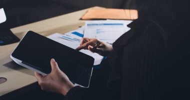 İşadamlarının yakın çekimleri notlar, cep telefonları, çizelgeler, masa, ofis