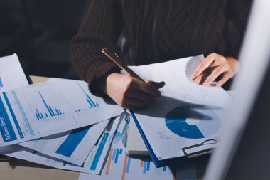 İşadamlarının yakın çekimleri notlar, cep telefonları, çizelgeler, masa, ofis