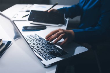 İş kadınları mali verileri analiz ediyor, ofisteki yatırım stratejisini tartışıyor