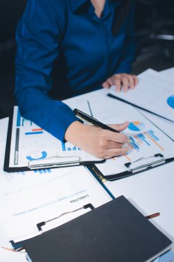 İş kadınları mali verileri analiz ediyor, ofisteki yatırım stratejisini tartışıyor