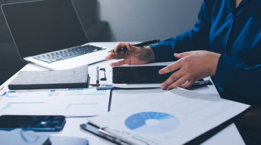 İş kadınları mali verileri analiz ediyor, ofisteki yatırım stratejisini tartışıyor