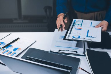 İş kadınları mali verileri analiz ediyor, ofisteki yatırım stratejisini tartışıyor