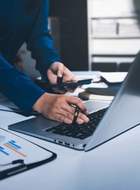 İş kadınları mali verileri analiz ediyor, ofisteki yatırım stratejisini tartışıyor