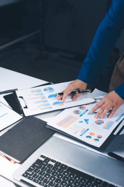 İş kadınları mali verileri analiz ediyor, ofisteki yatırım stratejisini tartışıyor