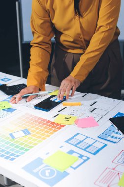 UI UX web tasarımcılarından oluşan takım UI UX ön tasarım önizlemeleri, UI UX web geliştirme fikirleri ve ön uç tasarımcı ile mobil yanıt veren web siteleri geliştirmek için birlikte çalışıyor. uygulama geliştirme