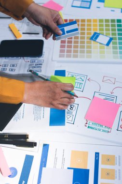 UI UX web tasarımcılarından oluşan takım UI UX ön tasarım önizlemeleri, UI UX web geliştirme fikirleri ve ön uç tasarımcı ile mobil yanıt veren web siteleri geliştirmek için birlikte çalışıyor. uygulama geliştirme