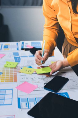 UI UX web tasarımcılarından oluşan takım UI UX ön tasarım önizlemeleri, UI UX web geliştirme fikirleri ve ön uç tasarımcı ile mobil yanıt veren web siteleri geliştirmek için birlikte çalışıyor. uygulama geliştirme