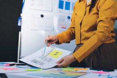 UI UX web tasarımcılarından oluşan takım UI UX ön tasarım önizlemeleri, UI UX web geliştirme fikirleri ve ön uç tasarımcı ile mobil yanıt veren web siteleri geliştirmek için birlikte çalışıyor. uygulama geliştirme